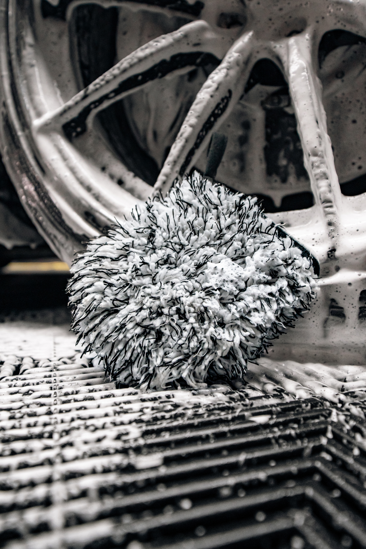 BLACKLINE MICROFIBER WHEEL MITT — close-up product detail