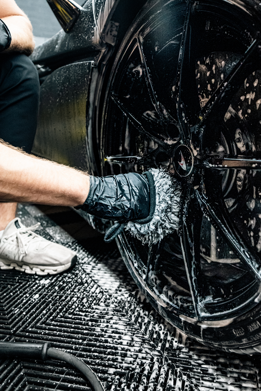 BLACKLINE MICROFIBER WHEEL MITT — additional product view